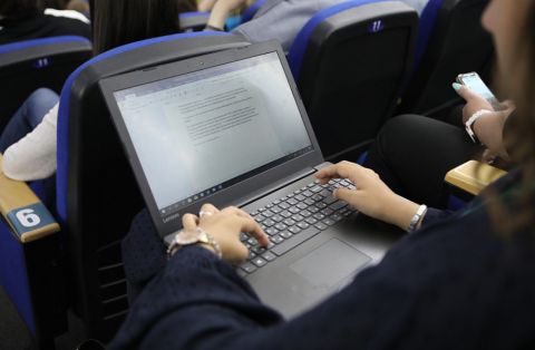 Работодателей хотят обязать платить компенсацию за работу в выходные при увольнении
