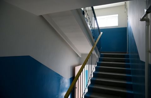 "В подъезд зайти невозможно": сосед с туберкулёзом беспокоит владивостокцев