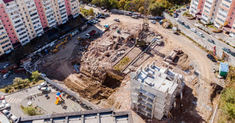 Дом во Владивостоке трещит по швам из-за странной стройки по соседству
