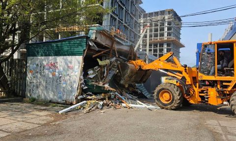 Улицы Владивостока очищают от незаконных построек и рекламы