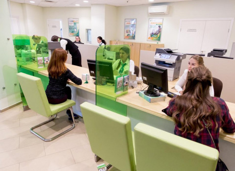 Куда податься: Сбербанк убрал сервисных менеджеров из отделений