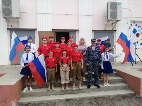 Юнармейцы провели акцию, посвященную российскому флагу 