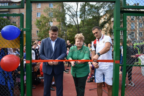 Чемпион мира открыл спортивную площадку в Приморье 