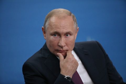Путин приказал срочно обеспечить армию оружием