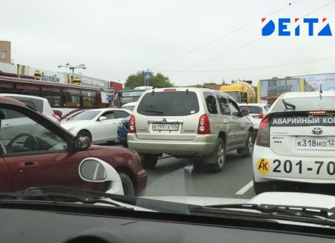 Полгода добиваются владивостокцы восстановления дырявой дороги