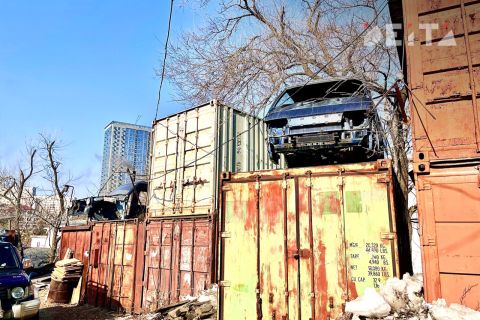 Члены гаражного кооператива во Владивостоке держат в мусорной осаде соседние дома