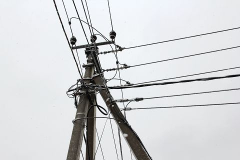 Автобус протаранил опору ЛЭП на междугородней дороге в Приморье