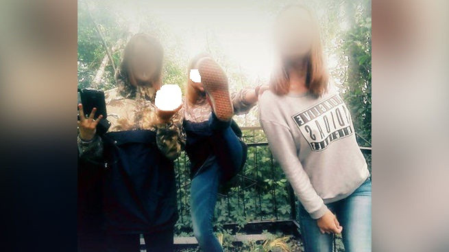 На Сахалине школьницы устроили фотосессию на кладбище