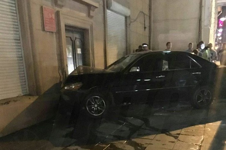 Toyota Mark II взял на таран библиотеку во Владивостоке