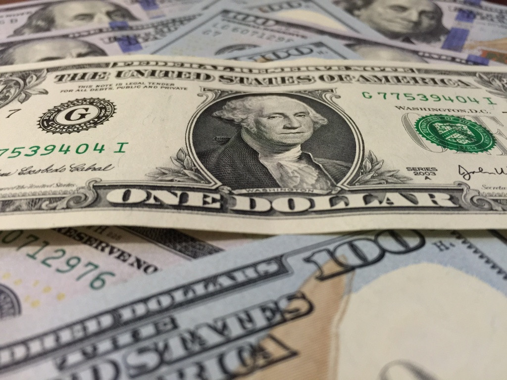 Курс рубля начал падать