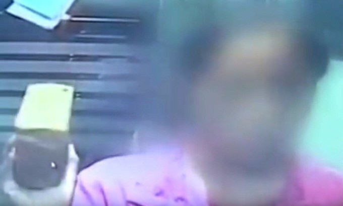 Обиженная китаянка сломала кирпичом 22 банкомата