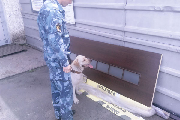 Передачи в колонию доставляют в дверях