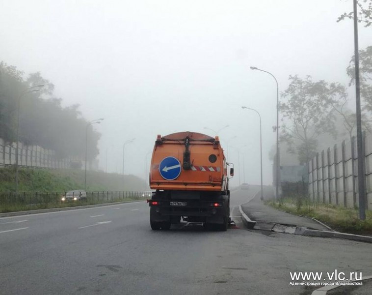 Дороги во Владивостоке моют круглосуточно 