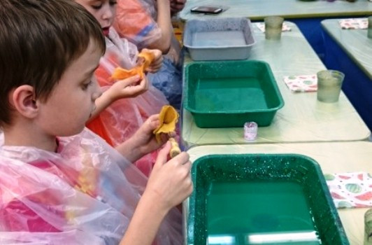 Рисовать на воде учат во Владивостоке