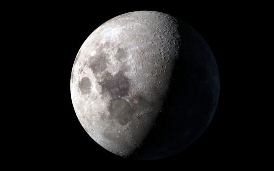 Луна окутана облаками