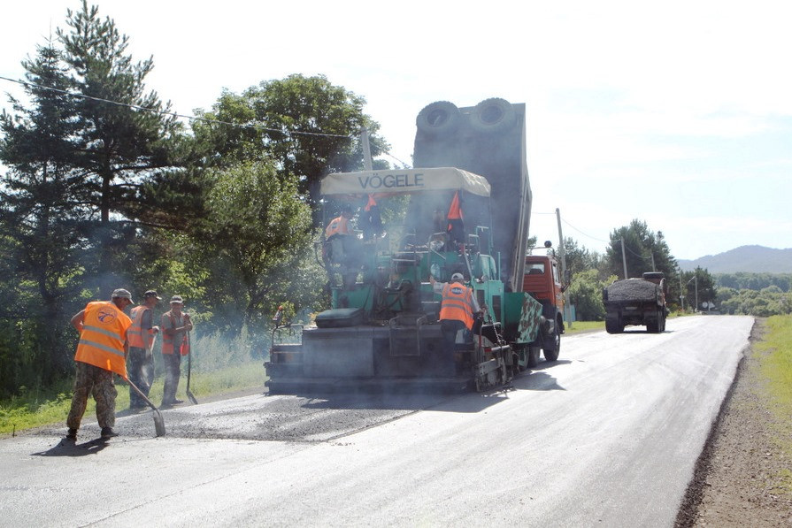 Новый асфальт укладывают в Приморье