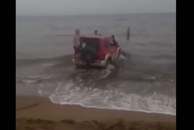 Пьяные хабаровчане утопили джип в Славянке