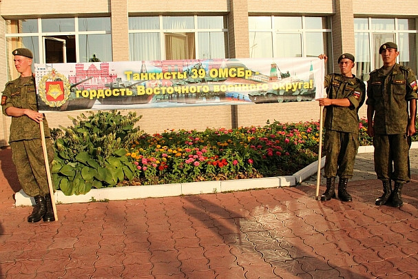 Победителей Танкового биатлона поздравляют на Сахалине