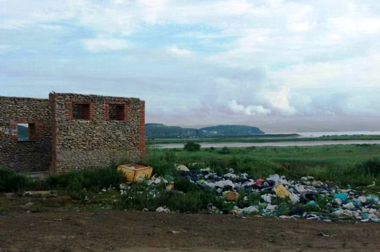 Живописная бухта Владивостока утопает в мусоре