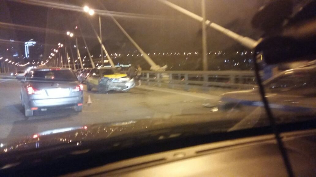 Пьяный таксист протаранил леера на Золотом мосту 