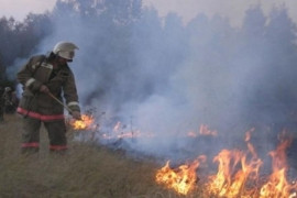 Природный пожар подбирается к населенному пункту