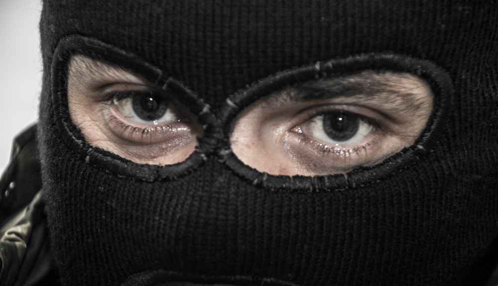 Защитники родины избивают палками жителей Владивостока