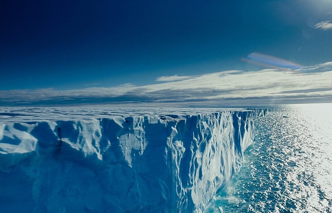 Ученые обеспокоены появлением голубых озер в Антарктиде