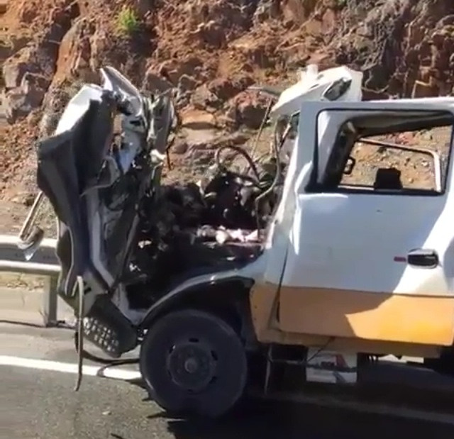 Грузовик вдребезги разбился о машину спецтехники на трассе Седанка-Патрокл