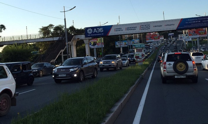 Незначительные происшествия стали причиной большой пробки