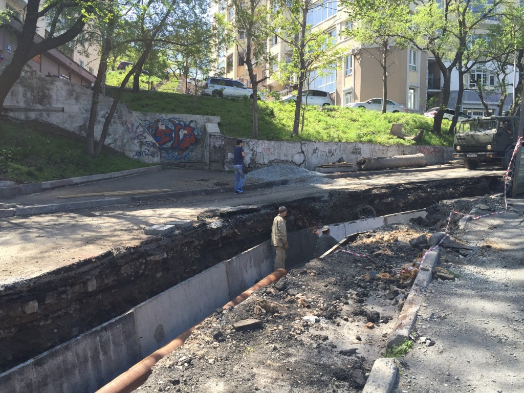 Бетонный блок упал на рабочего в Приморье