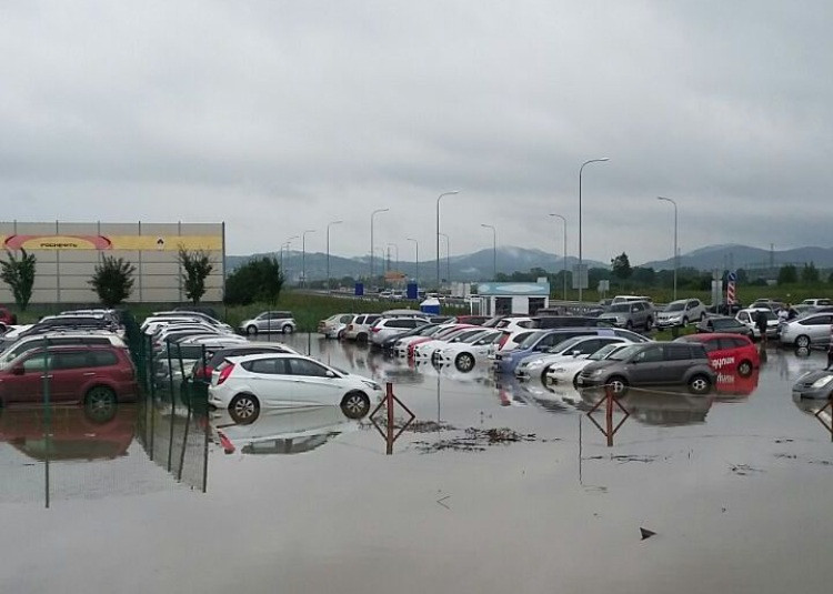 Парковка рядом с Международным аэропортом затоплена 