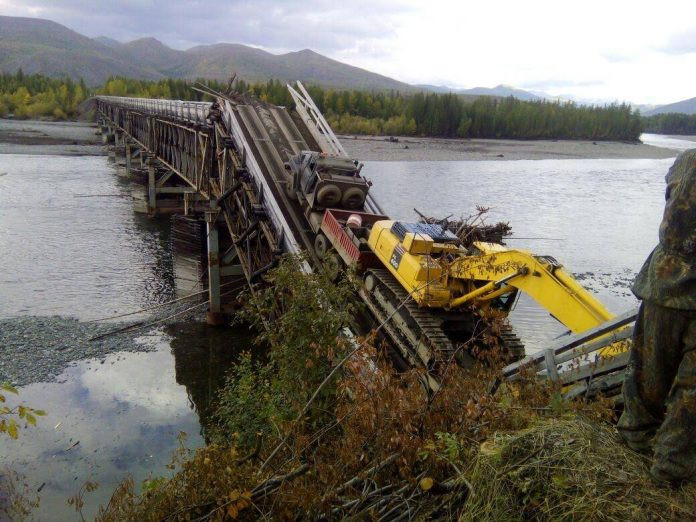 В Якутии от перегруза рухнул мост