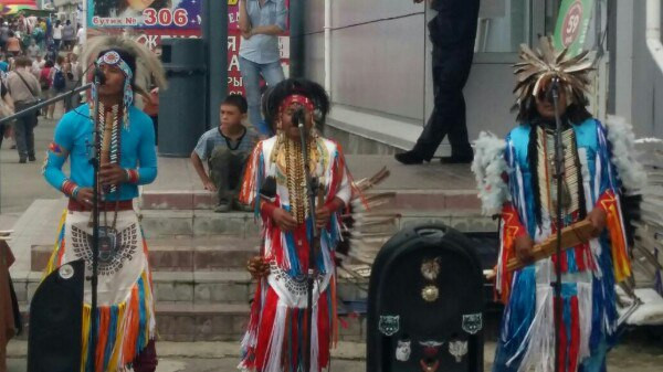 Настоящие индейцы поют на рынке во Владивостоке