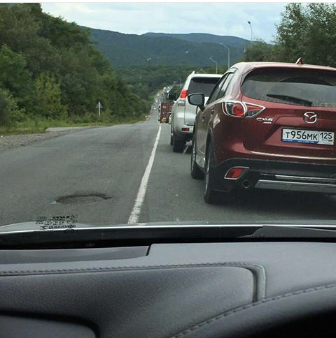 Туристы убегают от тайфуна 