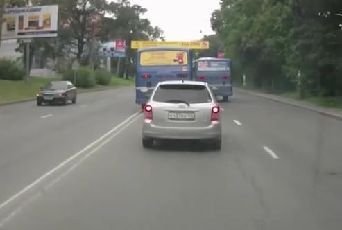 Пассажиров по центру Владивостока возят по встречной полосе