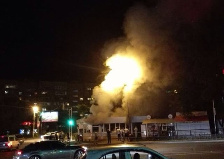 Популярное кафе сгорело во Владивостоке