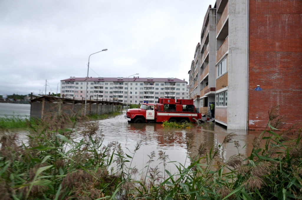Пожарные откачивают воду в Уссурийске