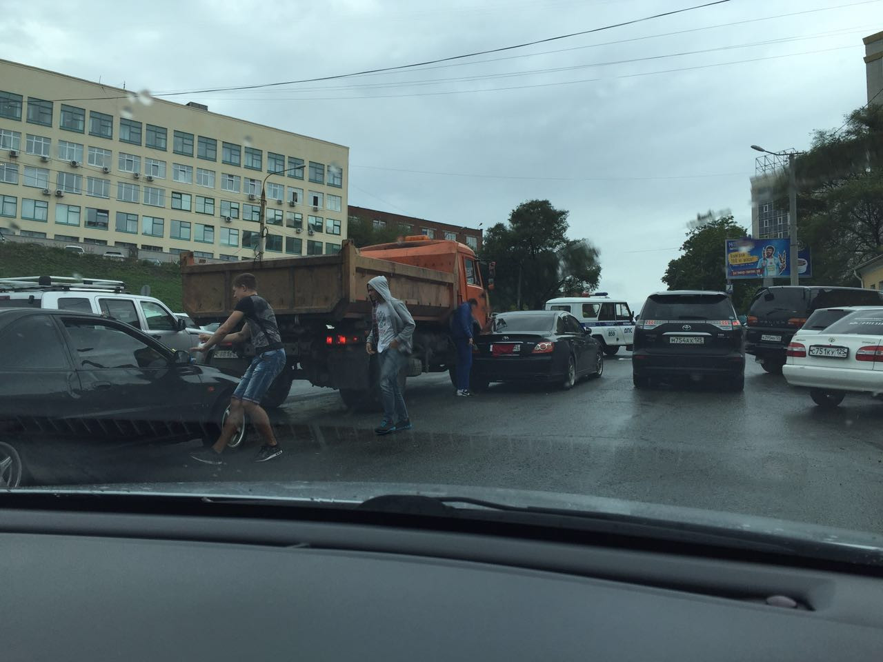Паровозик из трех машин блокировал движение в городе