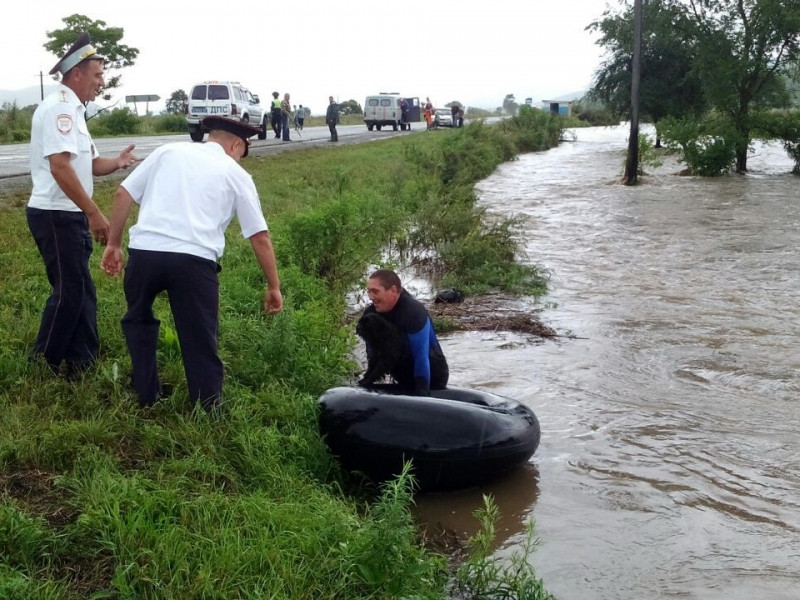 Полицейские спасли заложника стихии в Приморье