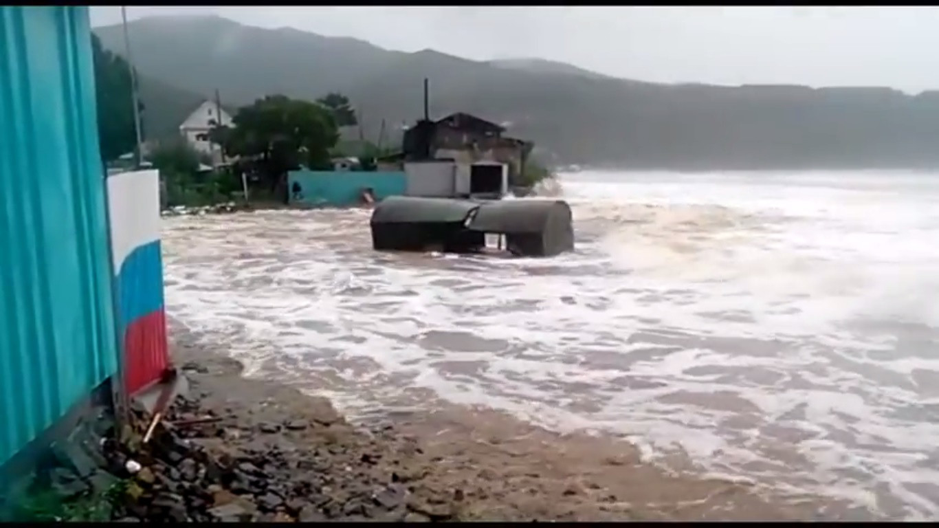 Стихия уносит гаражи в море 