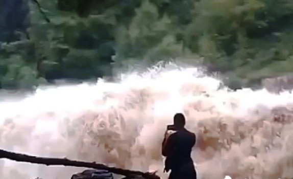 Прорыв дамбы (видео)