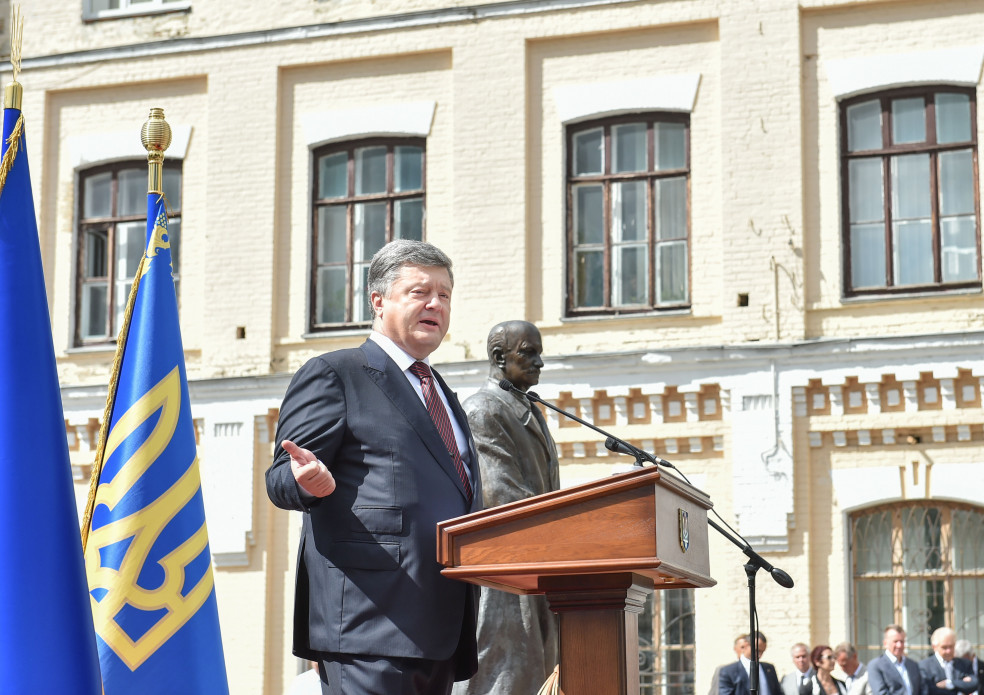 Порошенко благодарит США за санкции 