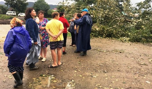Руководитель общественных приемных губернатора Приморья Виктория Николаева помогает пострадавшим в Кавалеровском районе 