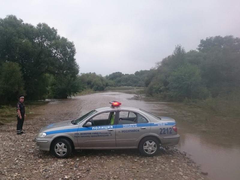 Полиция следит за порядком в затопленном Приморье