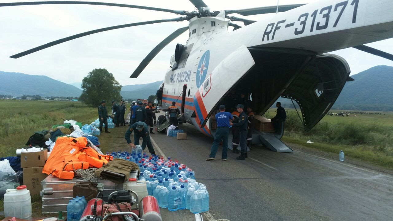 Гуманитарную помощь развозят спасатели