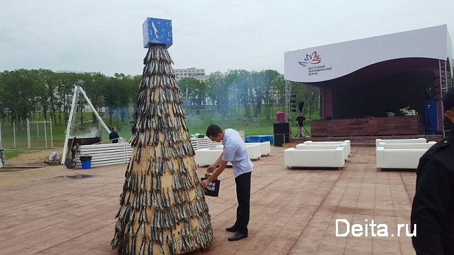 Дерево из сахалинской корюшки разобрали за считанные минуты во Владивостоке