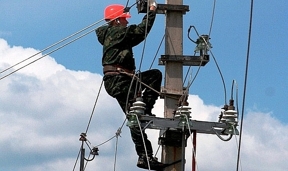 Восстановительные работы на электросетевых объектах идут в круглосуточном режиме