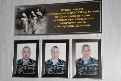 Погибшим приморским полицейским установили памятник в Дагестане