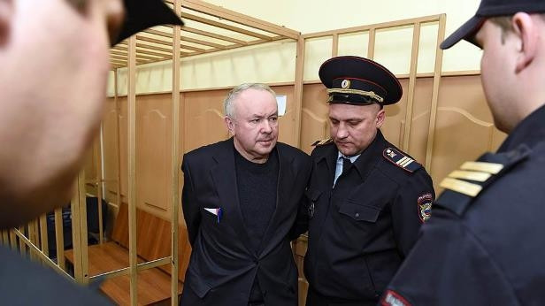 Строителю приморского океанариума припомнили омскую дорогу