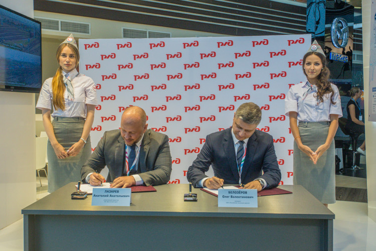 Поезда и корабли встретили друг друга на ВЭФ